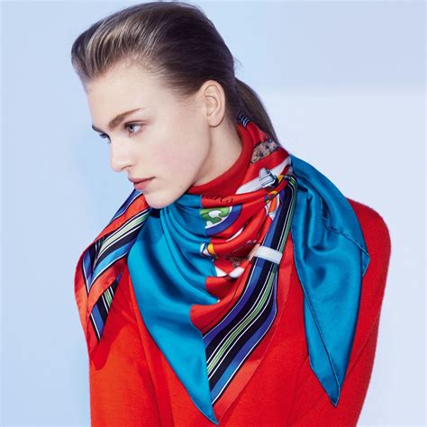 come indossare foulard di hermes|Instantlook .